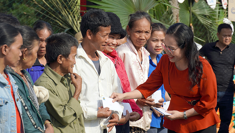 Đồng chí Chủ tịch Ủy ban MTTQVN tỉnh Phạm Thị Hân tặng quà cho đồng bào có hoàn cảnh khó khăn tại xã Lâm Hóa, huyện Tuyên Hóa