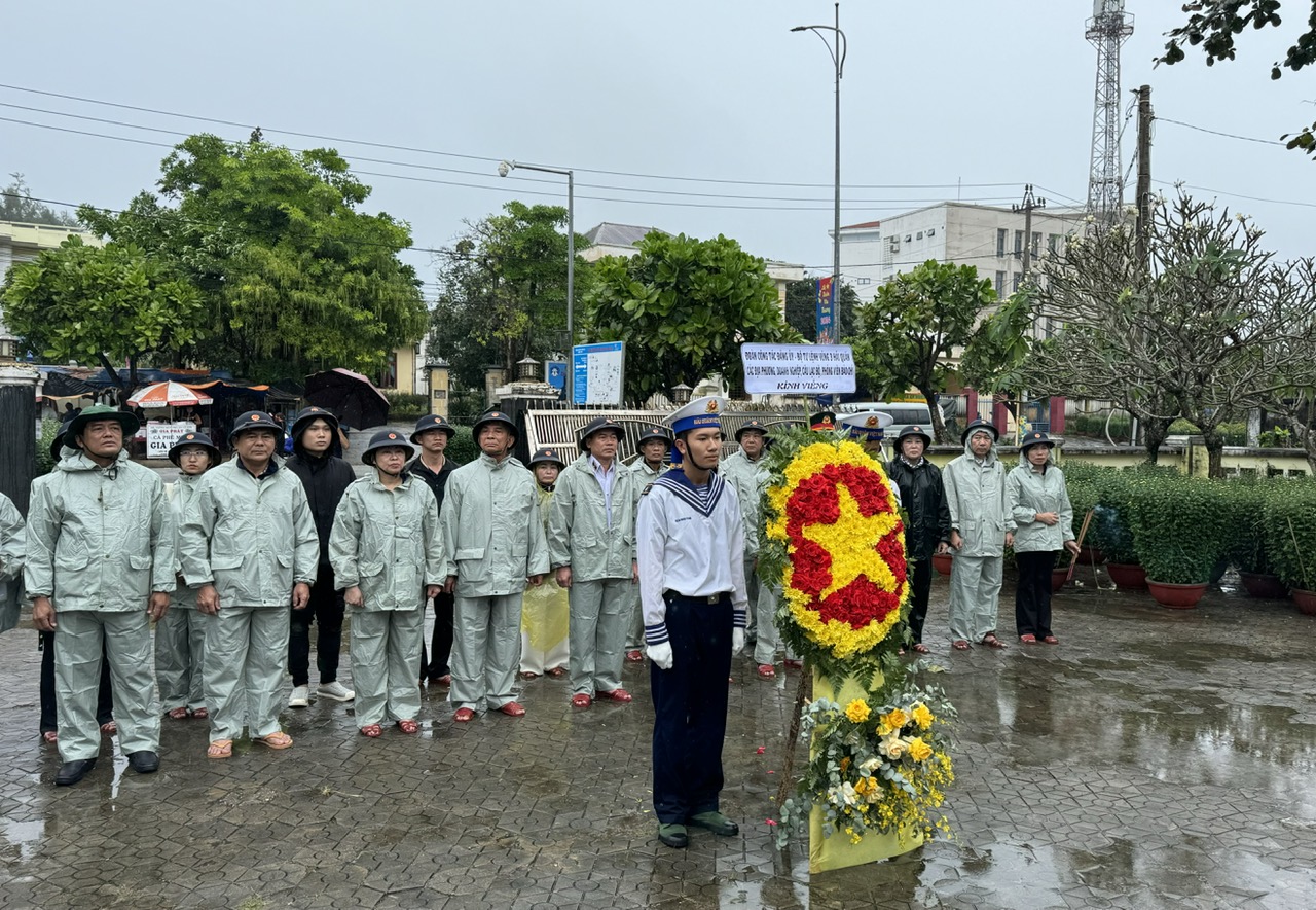 Đoàn công tác dâng hoa, dâng hương tại Đội Hoàng Sa kiêm quản Bắc Hải.