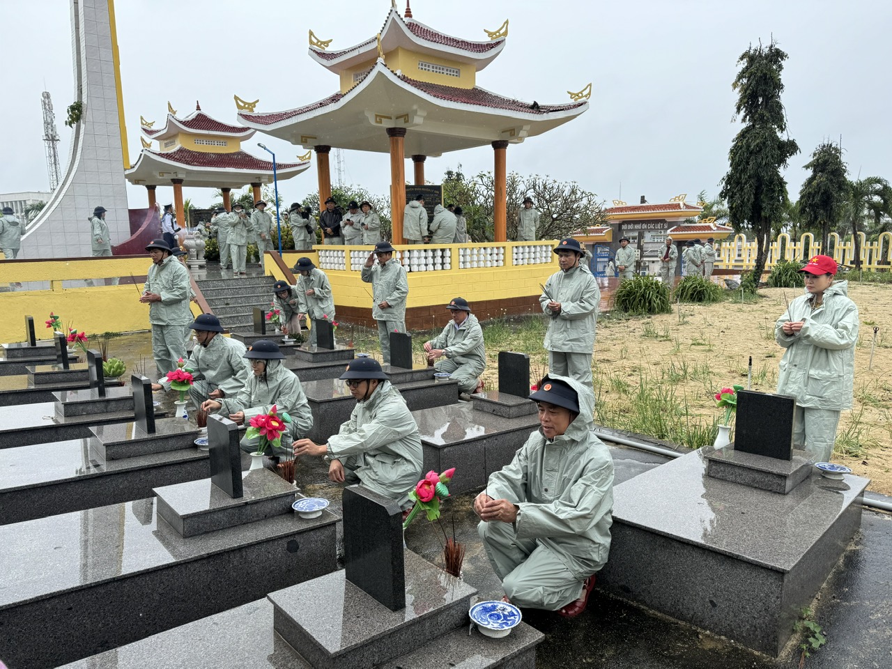 Đoàn công tác dâng hương tại Nghĩa trang liệt sỹ huyện Lý Sơn. 