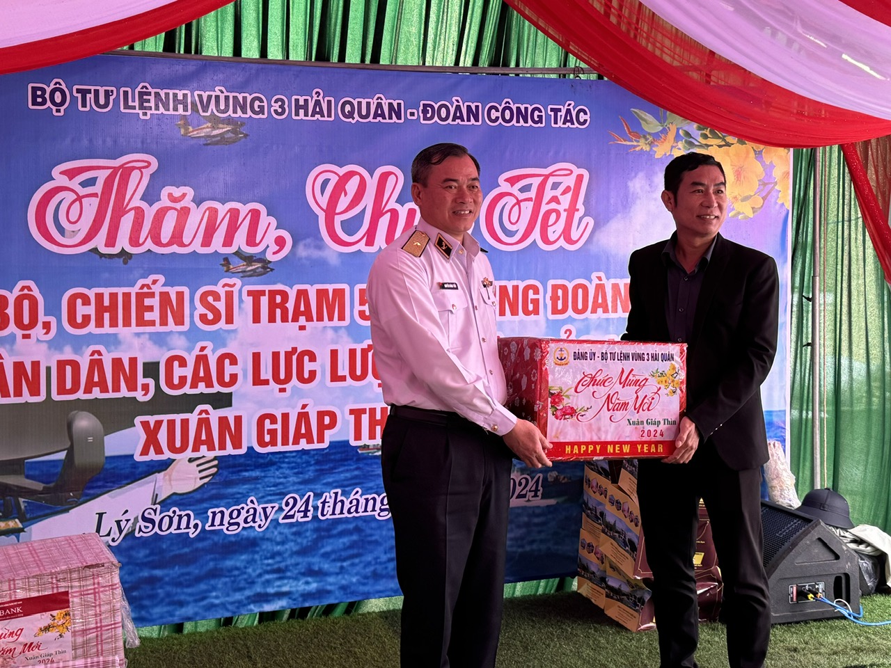 Chuẩn đô đốc, Chính ủy Nguyễn Đăng Tiến tặng quà cho cán bộ, nhân dân huyện đảo Lý Sơn.