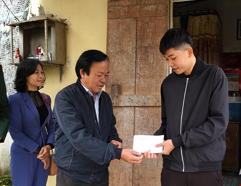 Đại diện lãnh đạo phường Phú Hải trao quà động viên em Hoàng Tiến Dũng.