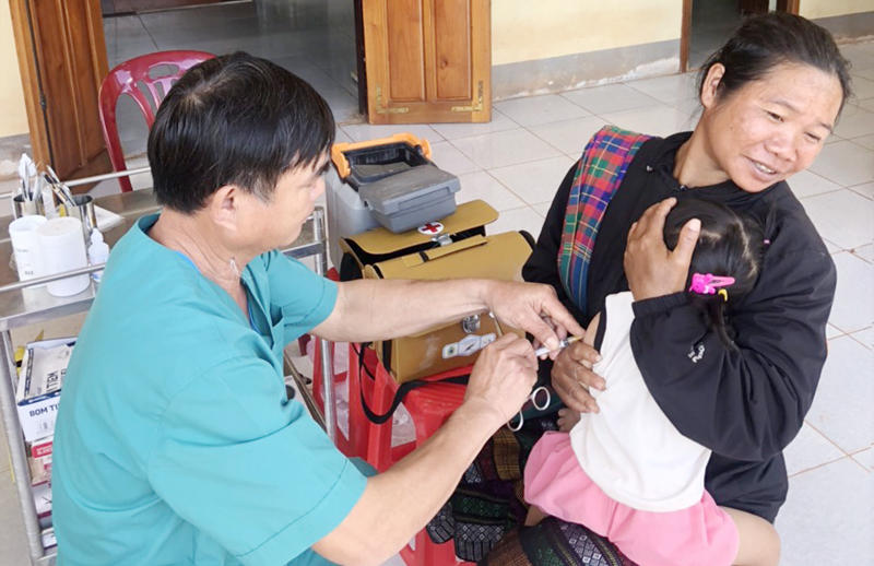 Trẻ em dân tộc thiểu số xã Thượng Trạch (Bố Trạch) đã được tiêm các mũi vắc xin trong Chương trình TCMR trong ngày 18/1.