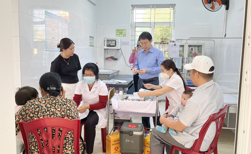 Giám đốc TTYT TP. Đồng Hới bác sĩ Đỗ Thanh Bình kiểm tra, giám sát tại các điểm tiêm chủng trên địa bàn thành phố trong ngày 21/1.