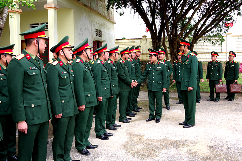 Đoàn công tác của Bộ Tư lệnh Quân khu 4 kiểm tra, chúc Tết tại Trung đoàn Bộ binh 996.