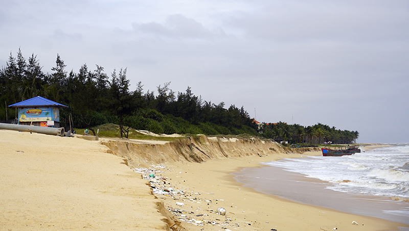 Bãi biển Bảo Ninh bị xâm thực, ăn sâu vào đất liền hàng trăm mét, tạo thành các bờ vực (ảnh chụp ngày 23/1)