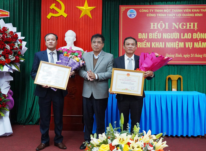 Đồng chí Phó Chủ tịch Thường trực UBND tỉnh Đoàn Ngọc Lâm trao danh hiệu Tập thể lao động xuất sắc, bằng khen cho các tập thể, cá nhân đã có thành tích trong công tác năm 2023