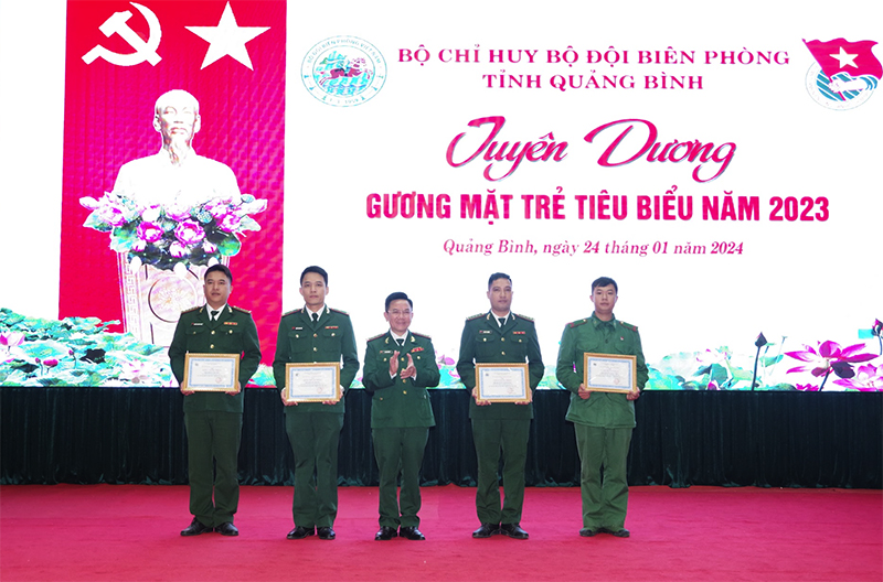 Đại tá Ngô Minh Điền, Phó Chính ủy BĐBP tỉnh trao giấy chứng nhận cho các gương mặt trẻ tiêu biểu trong lực lượng BĐBP tỉnh.