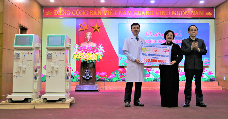 Đại diện lãnh đạo tỉnh và Hội BTBNN tỉnh trao máy chạy thận cho Bệnh viện hữu nghị Việt Nam-Cuba Đồng Hới.