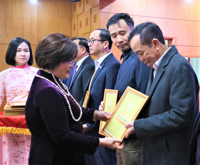 rao bảng tấm lòng vàng cho các nhà hảo tâm