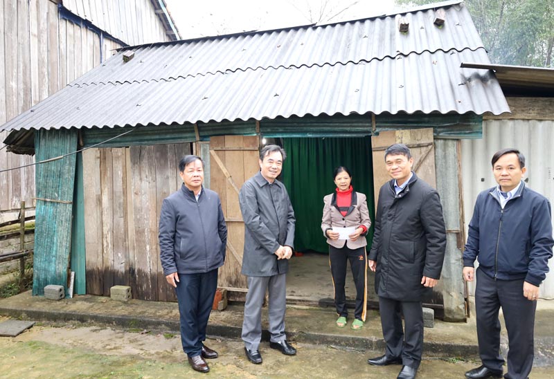 Tổ đại biểu HĐND tỉnh ứng cử tại địa bàn huyện Minh Hóa trao quà cho hộ nghèo ở thị trấn Quy Đạt.