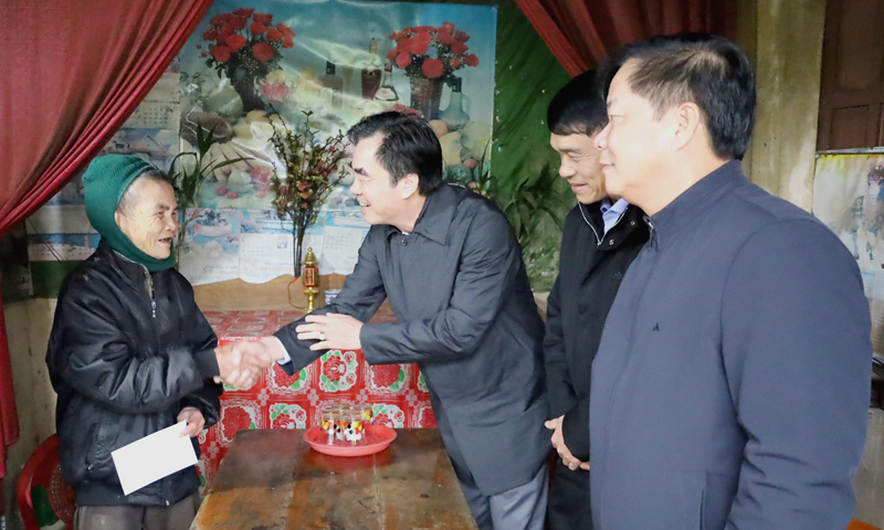 Đồng chí Trưởng ban Nội chính Tỉnh ủy Nguyễn Lương Bình thăm, tặng quà cho hộ gia đình chính sách tại xã Trung Hóa.