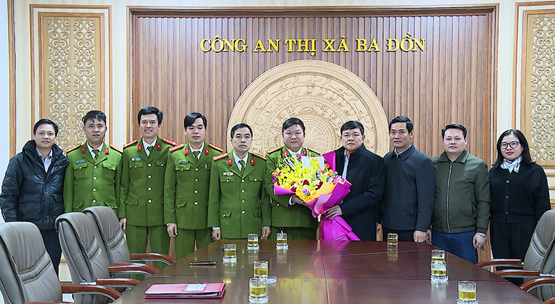 Lãnh đạo TX. Ba Đồn thưởng nóng lực lượng Công an thị xã phá thành công chuyên án 1223M về ma túy.