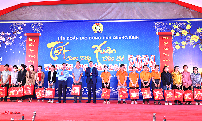 Đồng chí Phó Bí thư Thường trực Tỉnh ủy, Chủ tịch HĐND tỉnh Trần Hải Châu và lãnh đạo LĐLĐ tỉnh trao quà Tết cho ĐV, NLĐ có hoàn cảnh khó khăn.