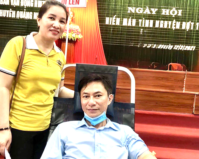 Vợ chồng anh Lê Quốc Dũng và chị Nguyễn Thị Hồng Thắm luôn đồng hành cùng nhau trong các đợt hiến máu tình nguyện.