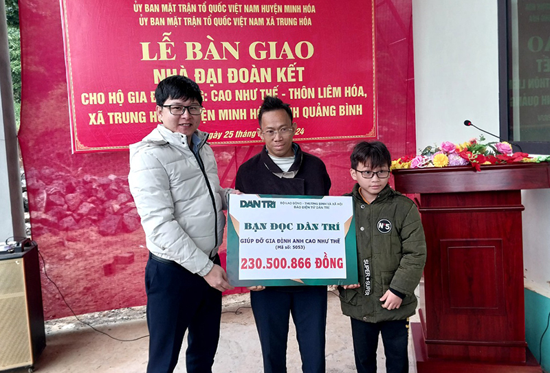 Phóng viên Báo Dân trí trao tiền hỗ trợ cho gia đình anh Cao Như Thế.