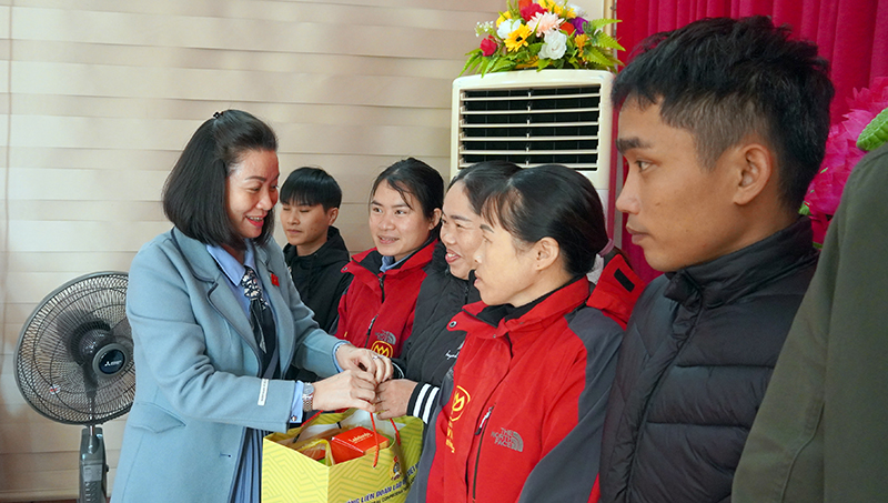 Đại biểu Nguyễn Minh Tâm tặng quà cho ĐV,NLĐ