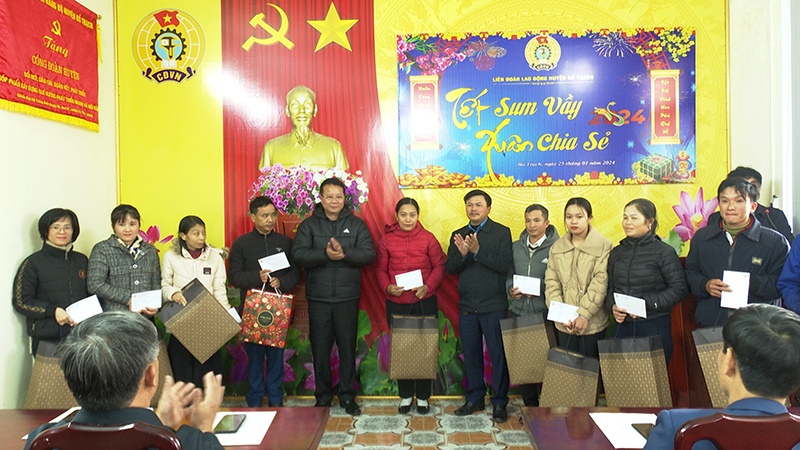 Đại diện lãnh đạo UBND huyện Bố Trạch, LĐLĐ huyện Bố Trạch tặng quà cho các đoàn viên, người lao động.