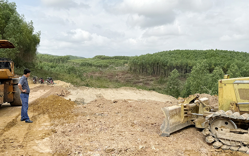 Nhà thầu đang đẩy nhanh tiến độ thi công tuyến đường vào bãi rác mới của huyện Quảng Ninh.