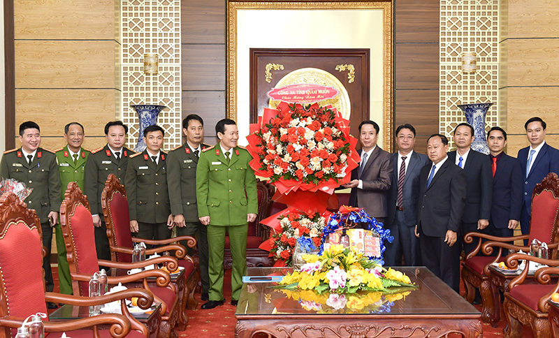 Công an tỉnh Khăm Muồn (Lào) thăm, chúc Tết cán bộ, chiến sỹ Công an tỉnh Quảng Bình.