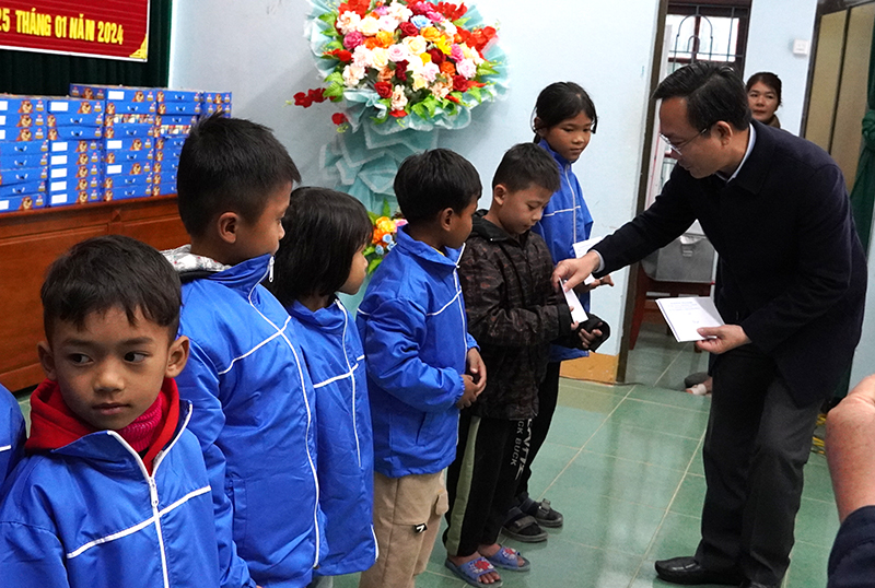 Đồng chí Phó Chủ tịch HĐND tỉnh Hoàng Xuân Tân trao học bổng cho các học sinh.
