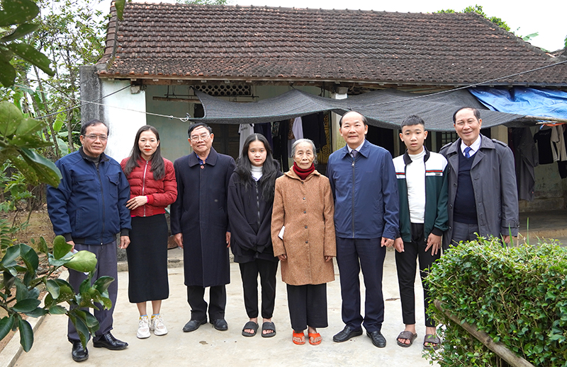Hội Khuyến học tỉnh, hyện Quảng Ninh thăm nhà bà Trần Thị Mác và các em học sinh. 