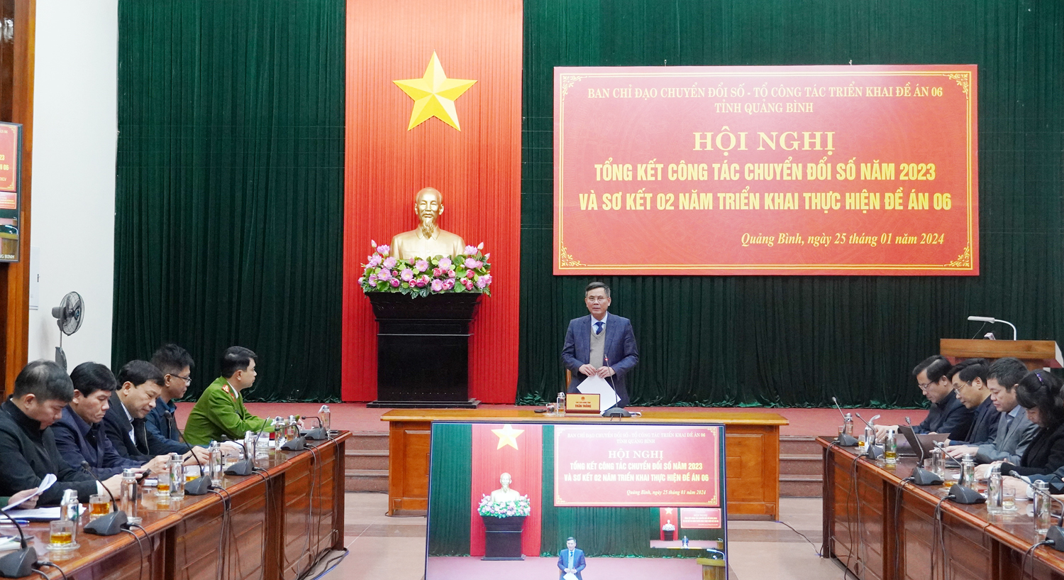 Đồng chí Chủ tịch UBND tỉnh Trần Thắng điều hành phiên họp.