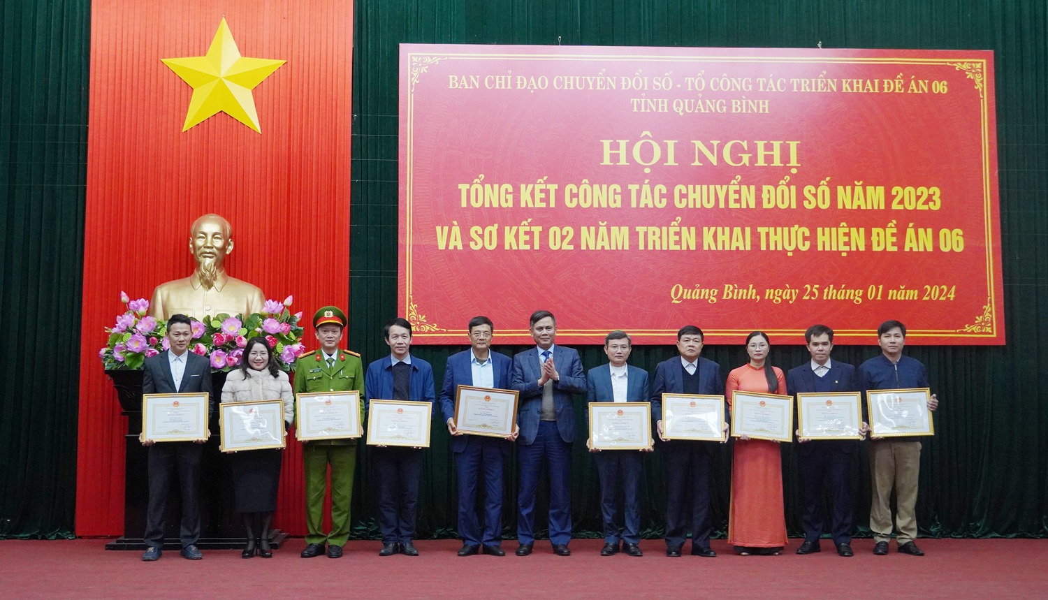 Đồng chí Chủ tịch UBND tỉnh Trần Thắng trao Bằng khen cho các tập thể và cá nhân có thành tích xuất sắc trong thực hiện CĐS năm 2023.