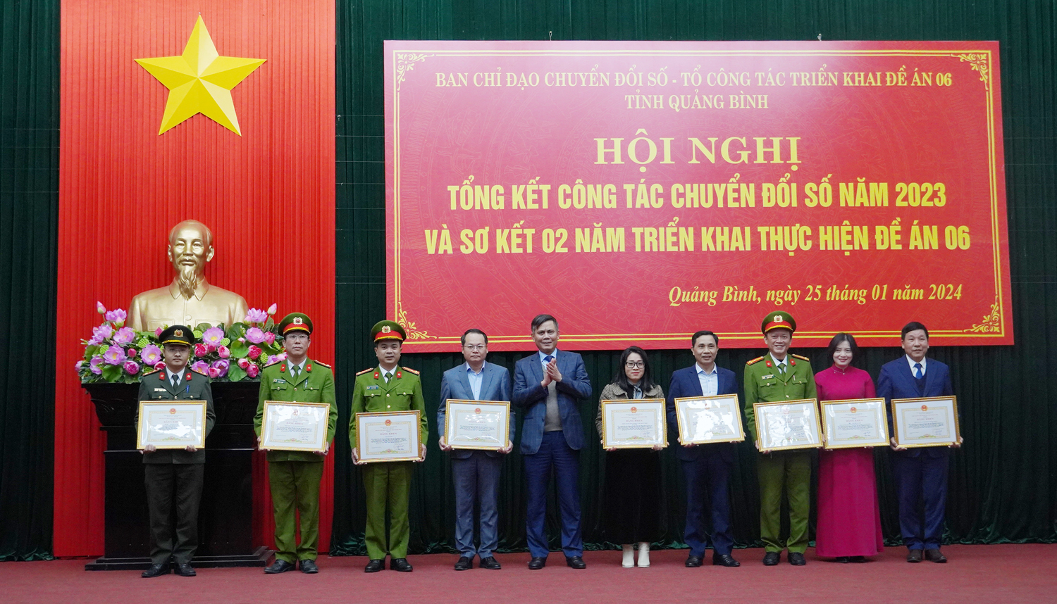 Các tập thể và cá nhân có thành tích xuất sắc trong thực hiện Đề án 06 đã được Chủ tịch UBND tỉnh Trần Thắng trao Bằng khen.