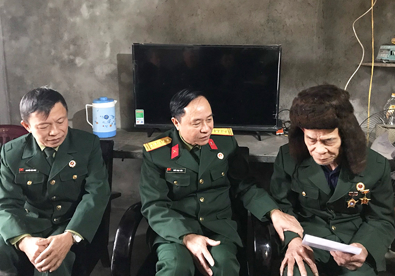 Đại diện lãnh đạo Hội CCB tỉnh thăm hỏi, tặng quà Tết CCB Trần Văn Vĩnh bị bại liệt 2 chân tại xã Quảng Tiến (Quảng Trạch).