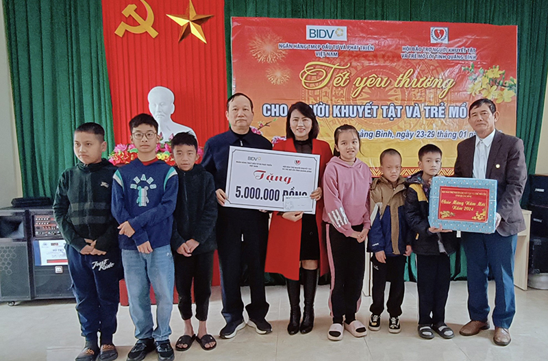 Trẻ em Trung tâm nuôi dạy trẻ khuyết tật thành phố Đồng Hới cảm động khi nhận quà tết từ Hội Bảo trợ NKT và TMC tỉnh