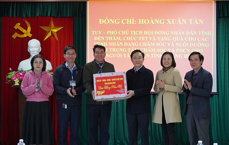 Đồng chí Phó Chủ tịch HĐND tỉnh Hoàng Xuân Tân tặng quà Tết cho cán bộ, nhân viên Trung tâm Chăm sóc và phục hồi chức năng cho người tâm thần tỉnh.