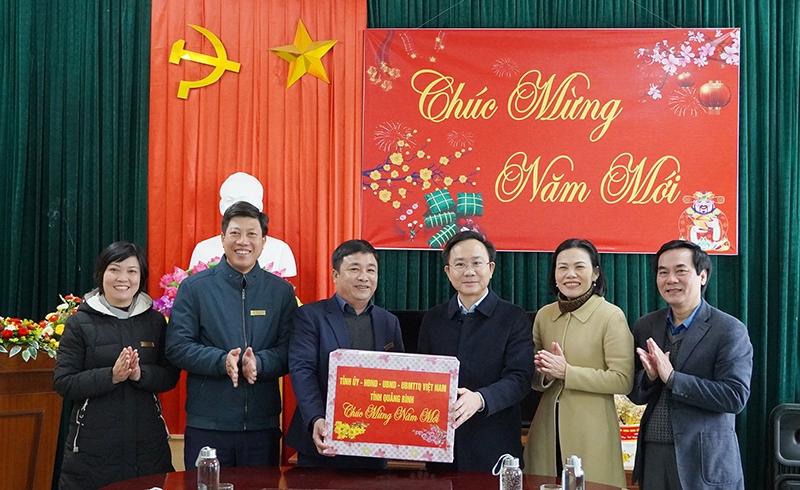 Đồng chí Phó Chủ tịch HĐND tỉnh Hoàng Xuân Tân tặng quà Tết cho cán bộ, nhân viên Cơ sở cai nghiện ma túy tỉnh.