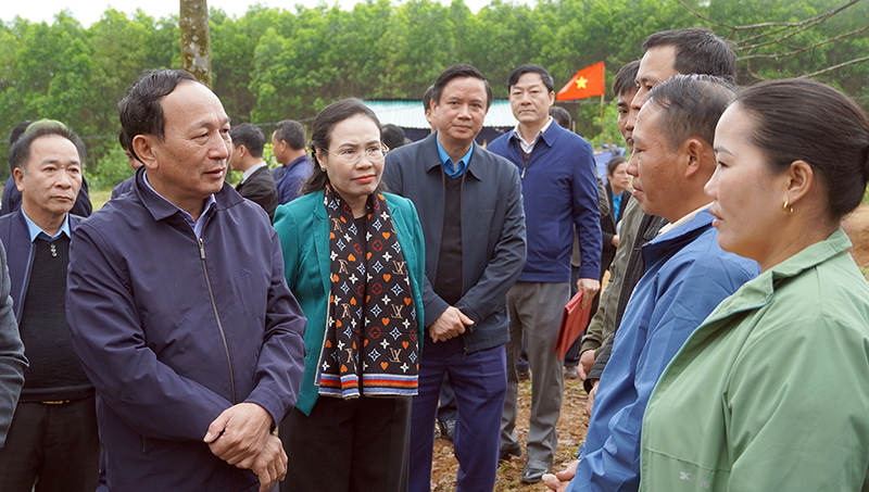 Đồng chí Phó Bí thư Thường trực Tỉnh ủy Trần Hải Châu trò chuyện với người lao động
