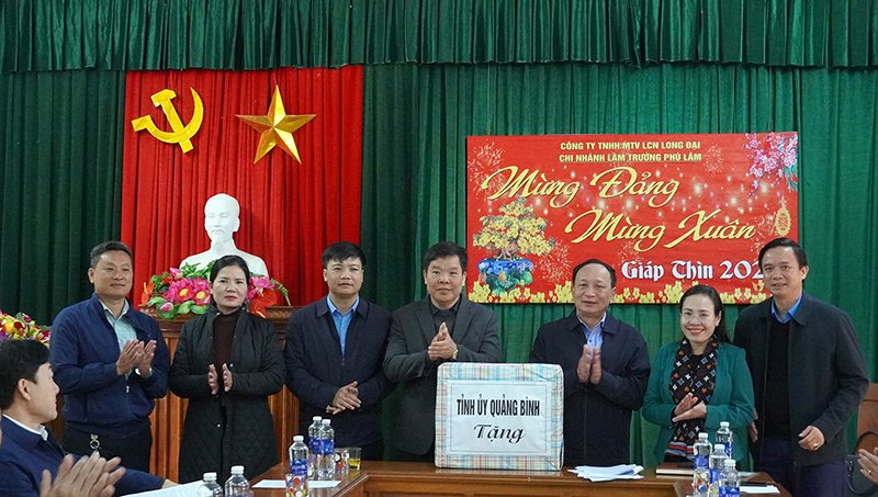 Các đồng chí Phó Bí thư Thường trực Tỉnh ủy Trần Hải Châu; Chủ tịch Ủy ban MTTQVN Phạm Thị Hân và lãnh đạo các sở, ngành tặng quà cho đơn vị