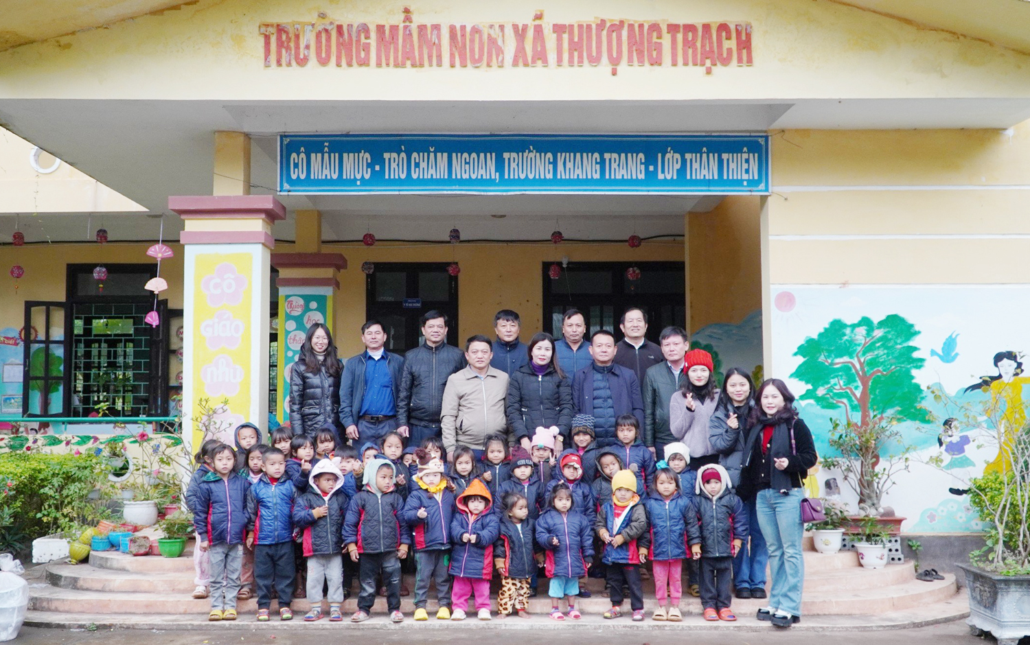 Học sinh Trường mầm non Thượng Trạch được nhận món quà ấm áp từ nhà tài trợ CLB GolF G76 (TP. Hồ Chí Minh).
