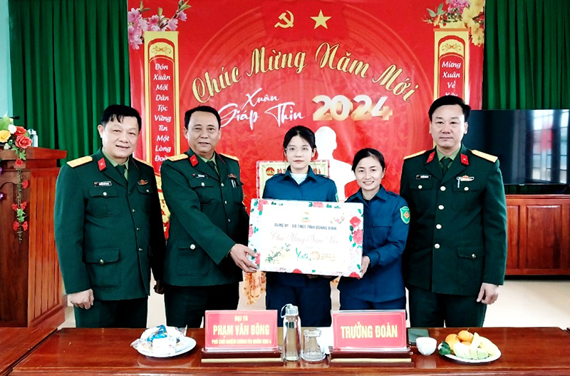 Đại diện lãnh đạo Bộ CHQS tỉnh cùng đoàn công tác tặng quà cho Đại đội Pháo phòng không 37ly, nữ dân quân thường trực TP. Đồng Hới.