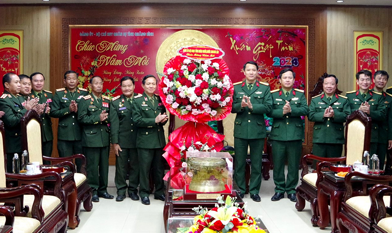 Đoàn công tác của Bộ CHQS tỉnh Khăm Muồn chúc Tết Bộ CHQS tỉnh.