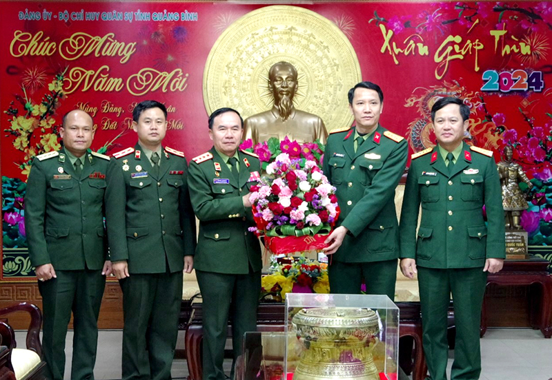 Đoàn công tác của Bộ CHQS tỉnh Sạ-vẳn-na-khệt chúc Tết Bộ CHQS tỉnh.