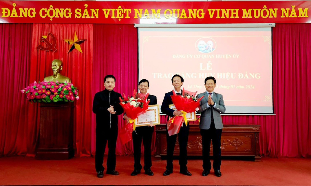 Trao tặng Huy hiệu Đảng cho các đảng viên nhân kỷ niệm 94 năm ngày thành lập Đảng Cộng sản Việt Nam.