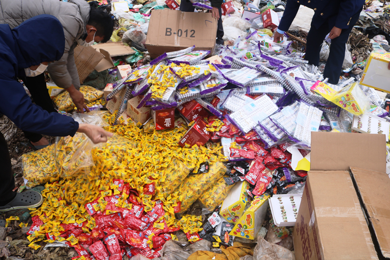  Hàng hóa vi phạm được tiêu hủy tại bãi rác thuộc địa phận xã Quảng Tiến, huyện Quảng Trạch.