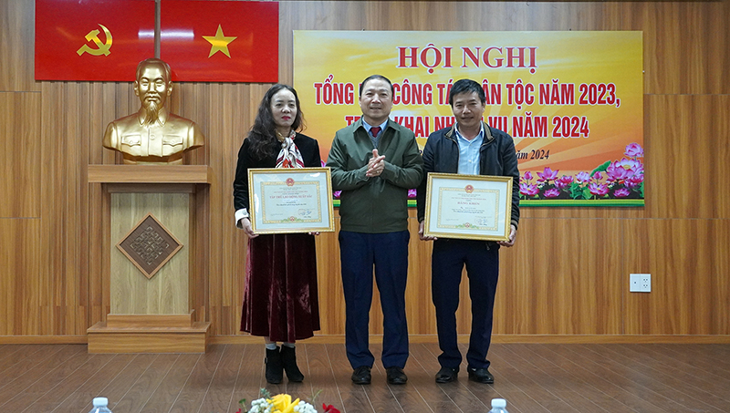 Đồng chí Võ Ngọc Thanh, Tỉnh ủy viên, Trưởng ban Dân tộc tỉnh trao Bằng khen của UBND tỉnh cho các tập thể và cá nhân