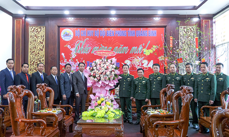 Đoàn công tác của Công an tỉnh Khăm Muồn tặng hoa, chúc Tết cán bộ, chiến sĩ BĐBP tỉnh Quảng Bình.