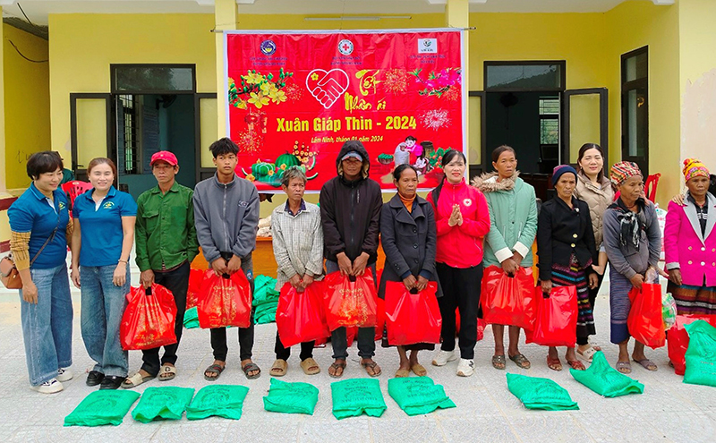 Hội CTĐ huyện Quảng Ninh đã phối hợp với CLB Cháo yêu thương huyện trao quà cho bà con bản Lâm Ninh, xã Trường Xuân.