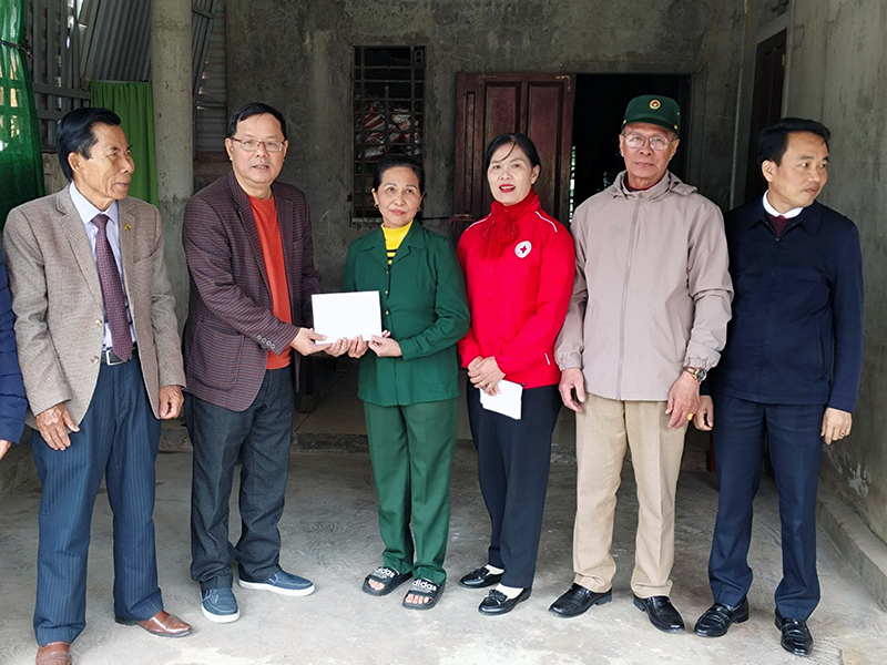 Hội đồng hương Quảng Bình tại Hà Nội trao tiền hỗ trợ sửa chữa nhà ở cho bà Võ Thị Diên ở thôn Hoành Vinh, xã An Ninh. 