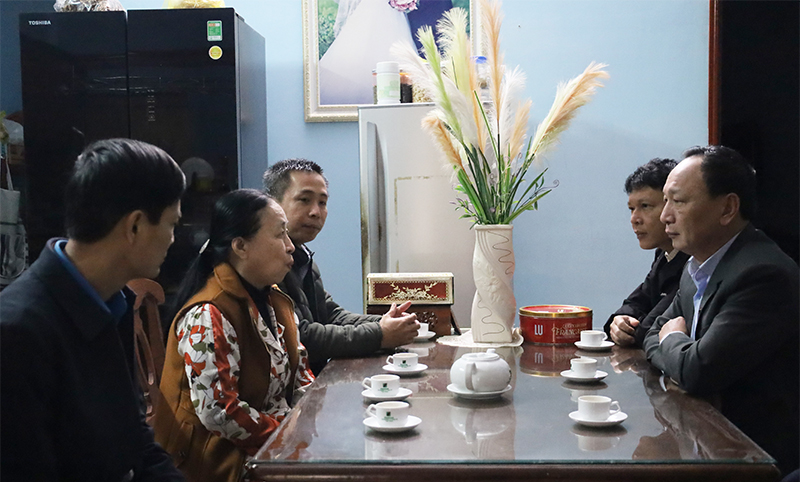 Đồng chí Phó Bí Thư Thường trực Tỉnh ủy Trần Hải Châu thăm hỏi, chúc Tết gia đình đồng chí Nguyễn Tư Thoan.