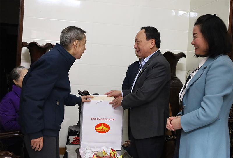 Đồng chí Phó Bí Thư Thường trực Tỉnh ủy Trần Hải Châu tặng quà Tết đồng chí Lê Công Minh.