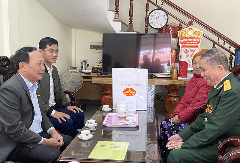 Đồng chí Phó Bí Thư Thường trực Tỉnh ủy Trần Hải Châu thăm hỏi, chúc Tết gia đình ông Lê Hữu Trạc.