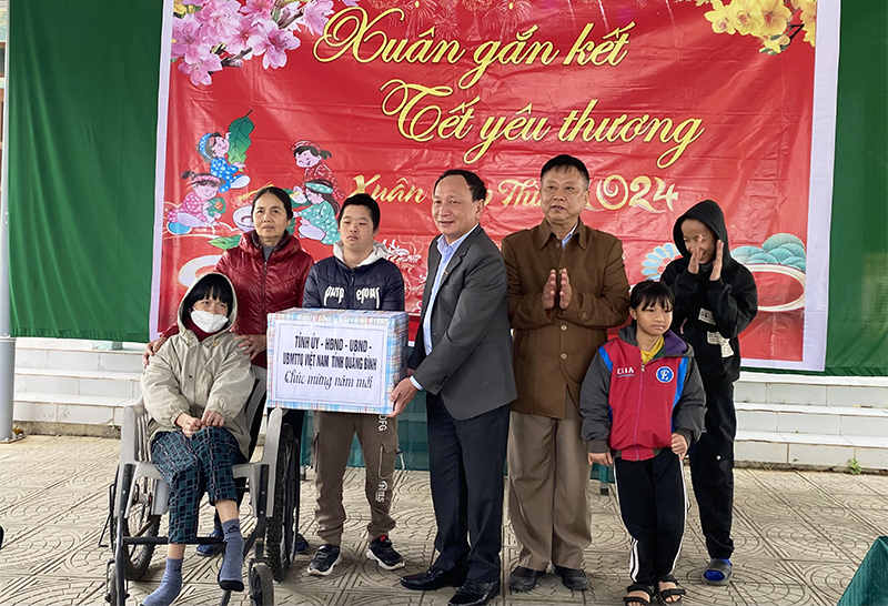   Đồng chí Phó Bí Thư Thường trực Tỉnh ủy Trần Hải Châu tặng quà Tết Trung tâm phục hồi chức năng trẻ em khuyết tật, trẻ nạn nhân chất độc da cam Hiền Ninh.