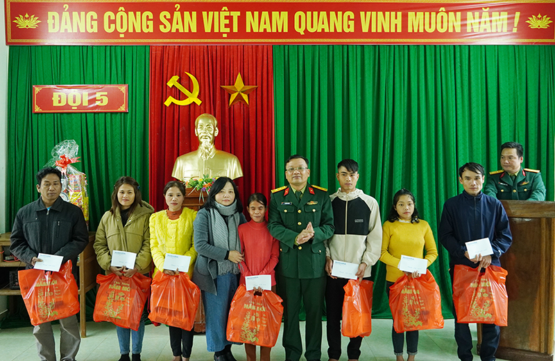 Đại diện lãnh đạo Báo Quảng Bình, Đoàn Kinh tế- Quốc phòng 79 trao quà cho các hộ gia đình công nhân có hoàn cảnh khó khăn.