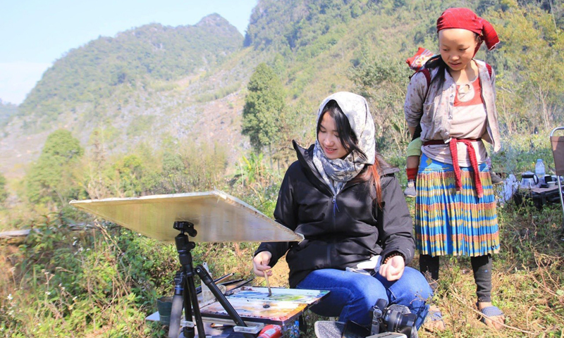 Nhóm họa sĩ phía Bắc trực họa tại Mèo Vạc, Hà Giang những ngày giáp Tết gây quỹ ủng hộ các điểm trường vùng cao.